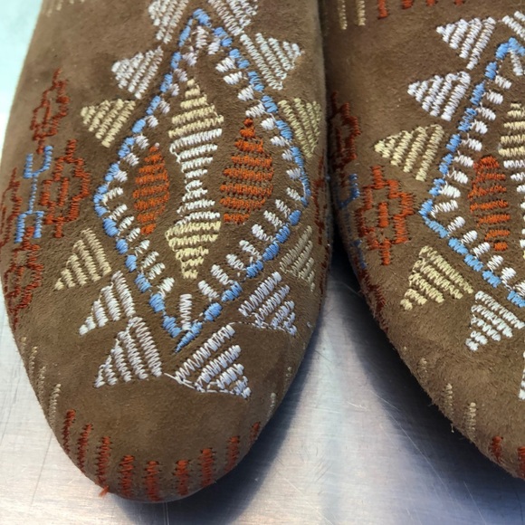 Bird of Flight embroidered slip-ons. Sundance, . - Picture 4 of 6